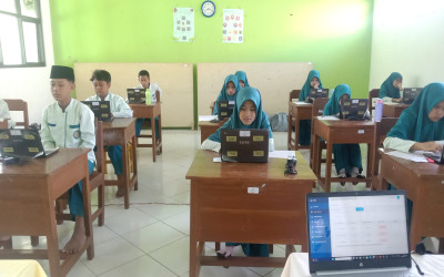 Siswa Kelas VIII SMP Islam Terpadu Iqro Nogosari Melaksanakan Asesmen Nasional Berbasis Komputer